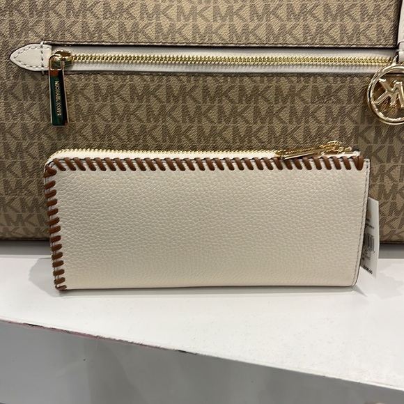 Michael Kors Jet Set Travel Large Pebble Leather Quarter-Zip Wallet
NWT - Picture 6 of 16